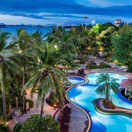 Cholchan Pattaya Beach Resort - Sha Extra Plus Buitenkant foto The pool at the Royal Paradise Hotel & Spa