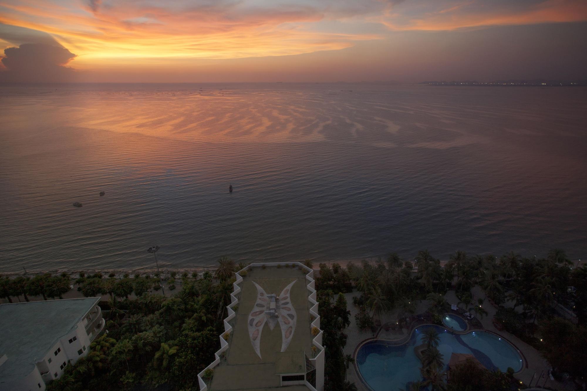 Cholchan Pattaya Beach Resort - Sha Extra Plus Buitenkant foto Sunset at the resort