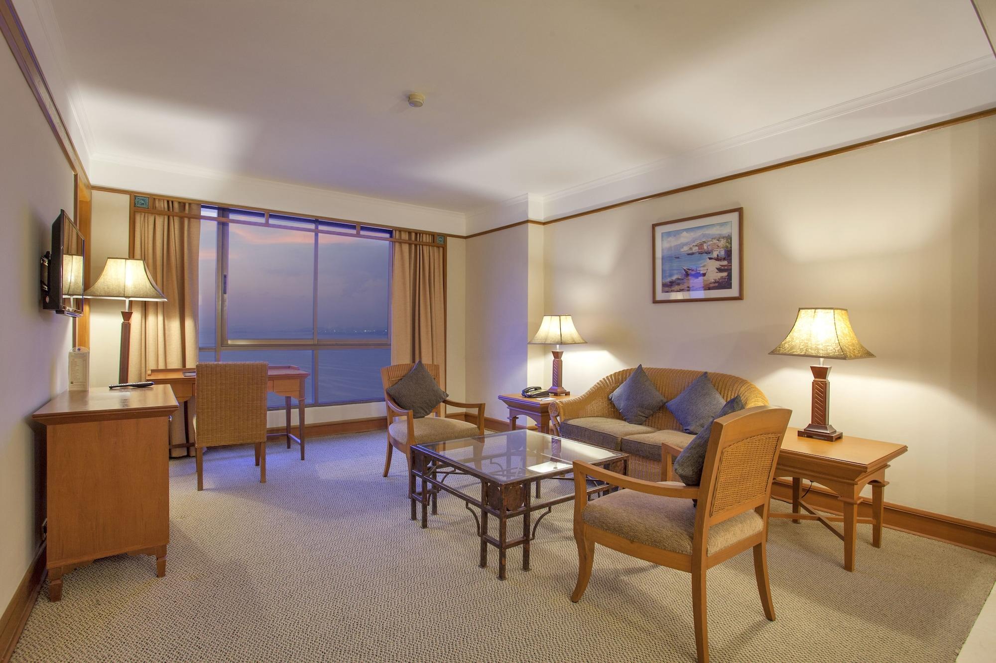 Cholchan Pattaya Beach Resort - Sha Extra Plus Buitenkant foto A suite at the Hilton Tokyo