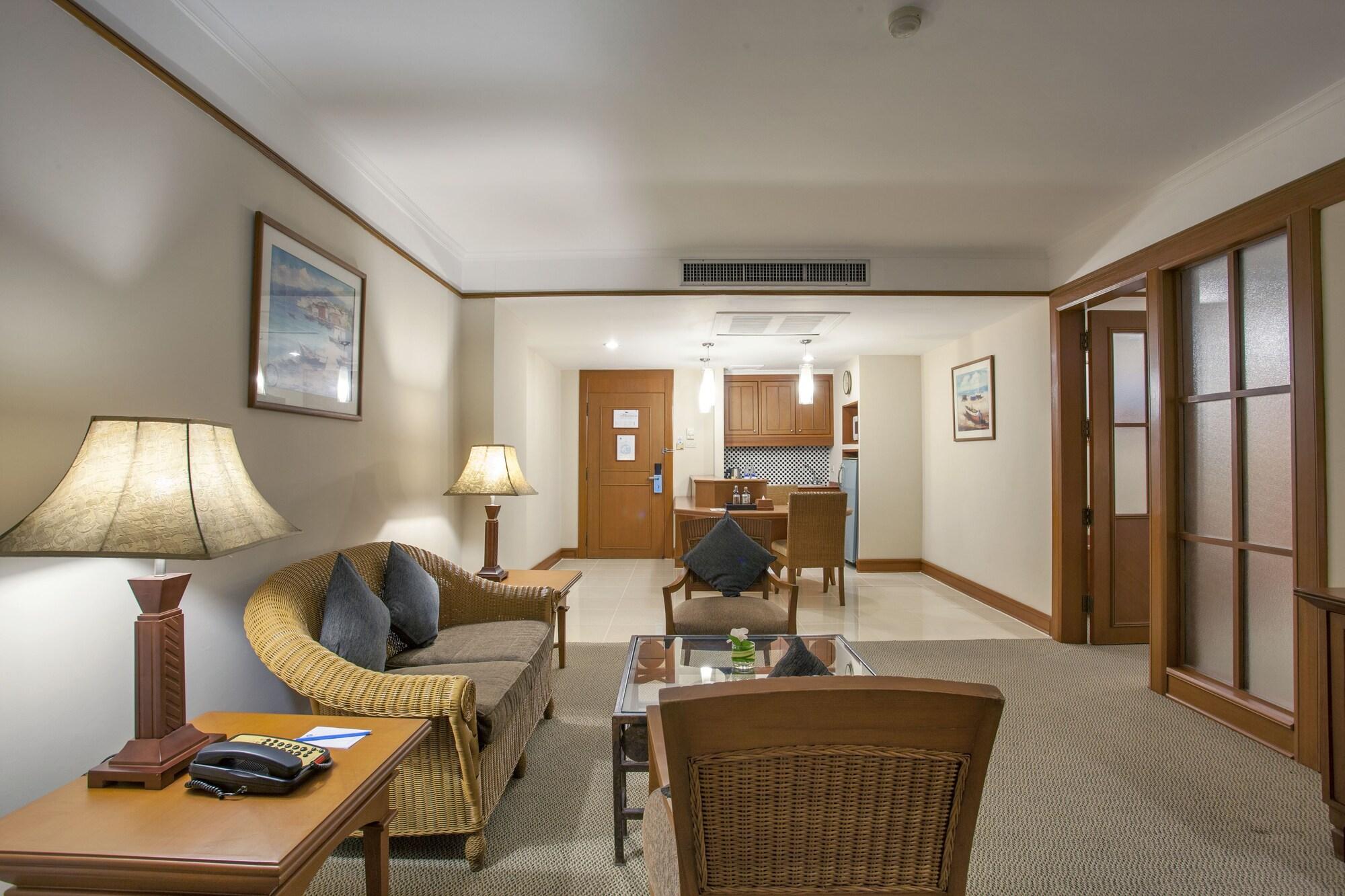 Cholchan Pattaya Beach Resort - Sha Extra Plus Buitenkant foto A typical suite at the Royal Garden Villas
