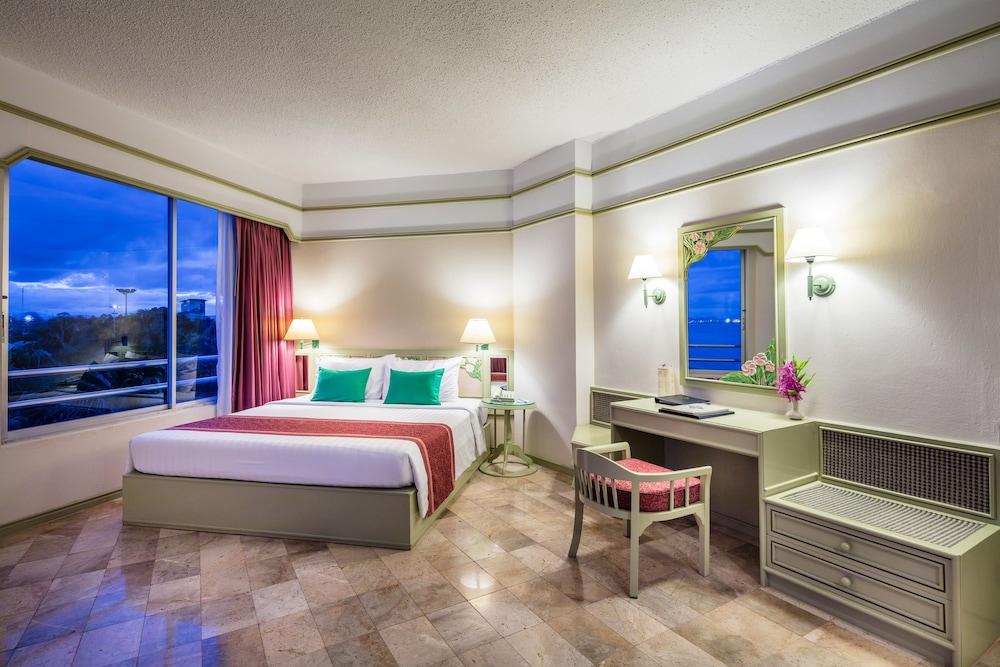 Cholchan Pattaya Beach Resort - Sha Extra Plus Buitenkant foto Deluxe Room