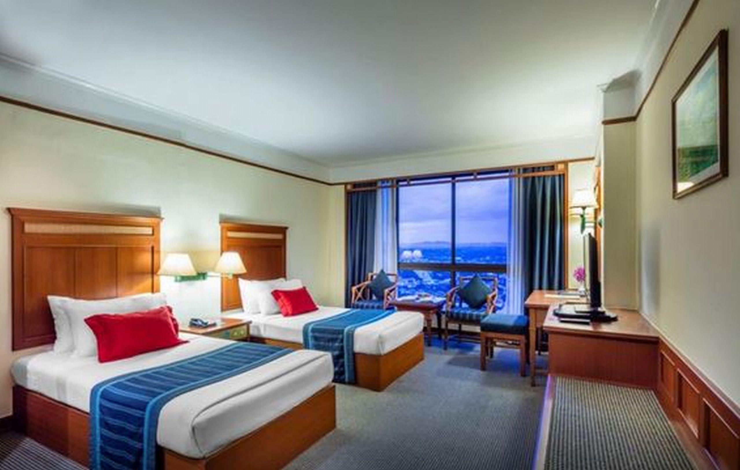 Cholchan Pattaya Beach Resort - Sha Extra Plus Buitenkant foto Deluxe Room