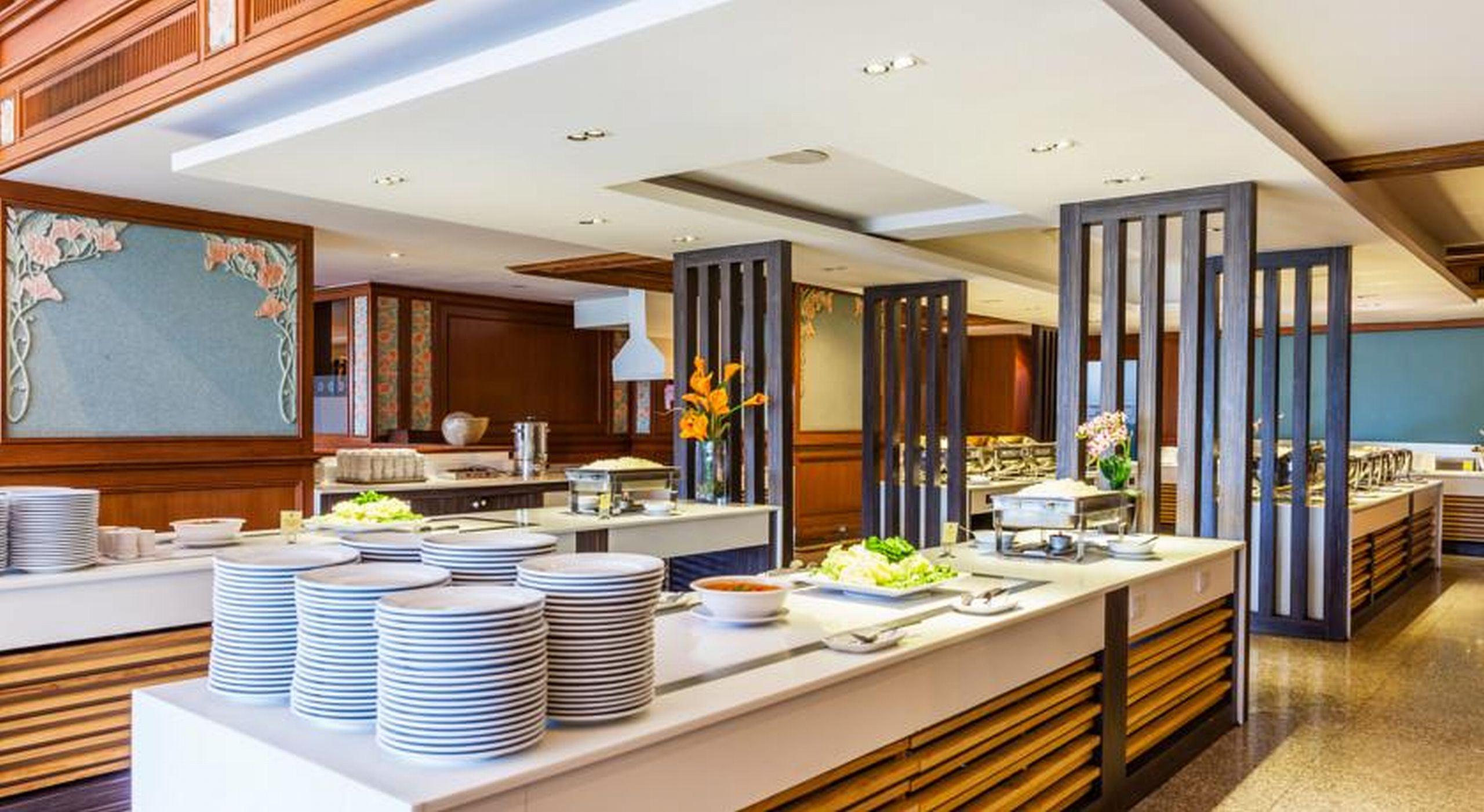 Cholchan Pattaya Beach Resort - Sha Extra Plus Buitenkant foto The buffet at the hotel
