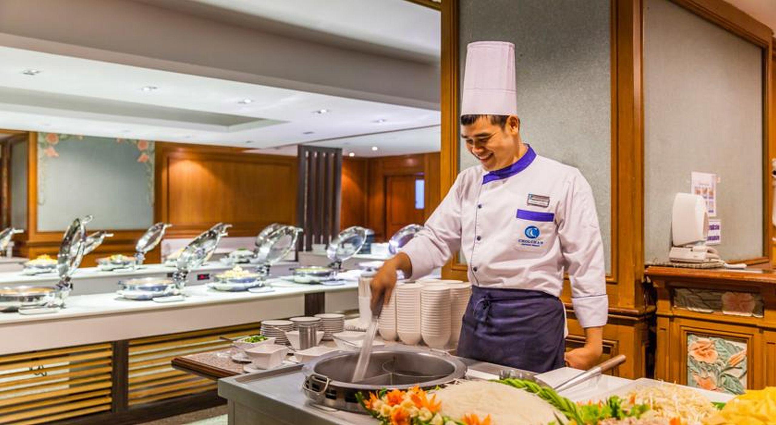Cholchan Pattaya Beach Resort - Sha Extra Plus Buitenkant foto A chef at work