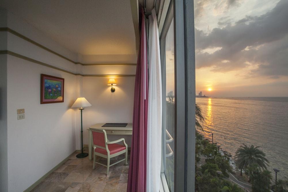 Cholchan Pattaya Beach Resort - Sha Extra Plus Buitenkant foto A room at the hotel