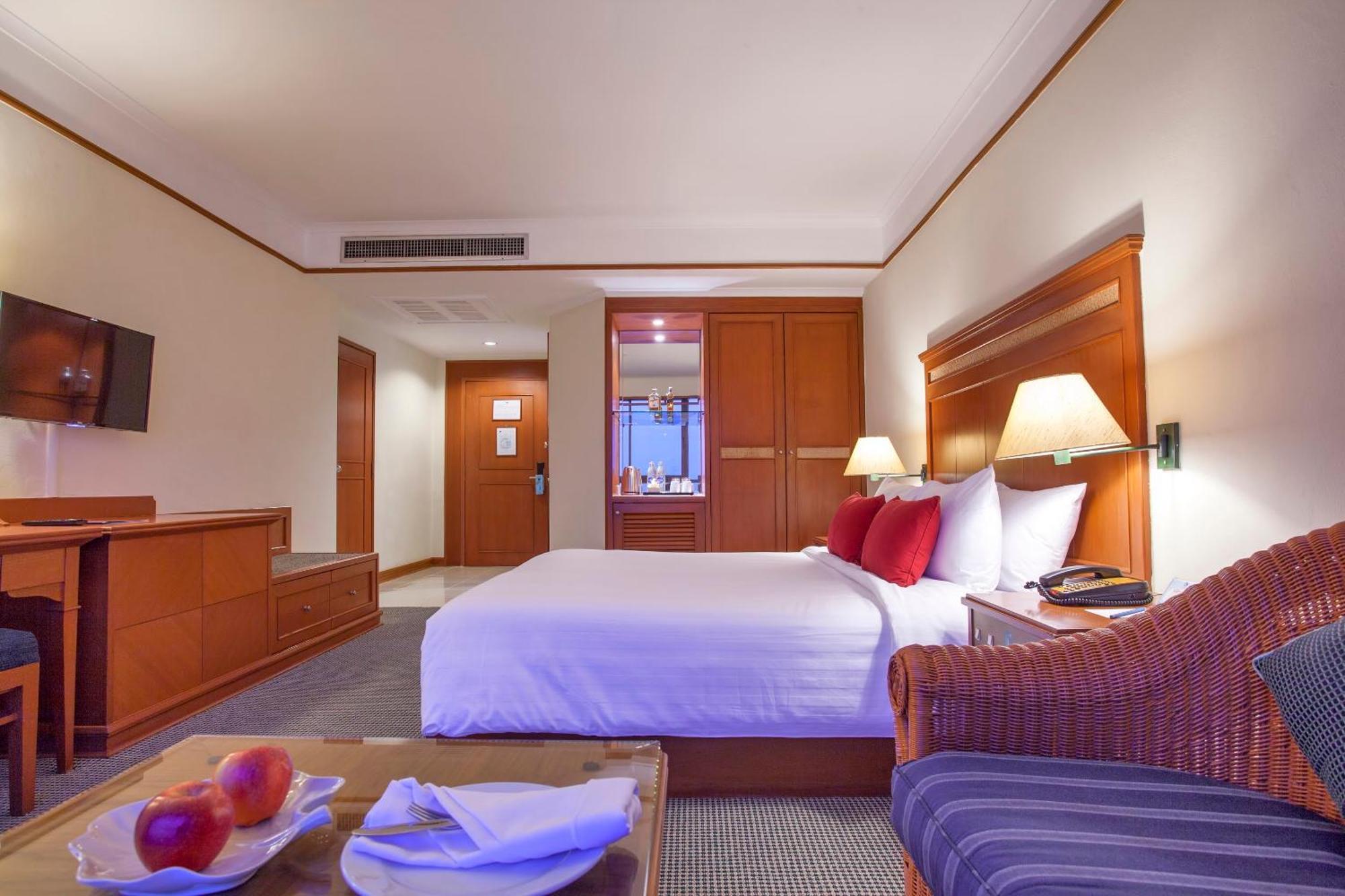 Cholchan Pattaya Beach Resort - Sha Extra Plus Kamer foto Deluxe Room