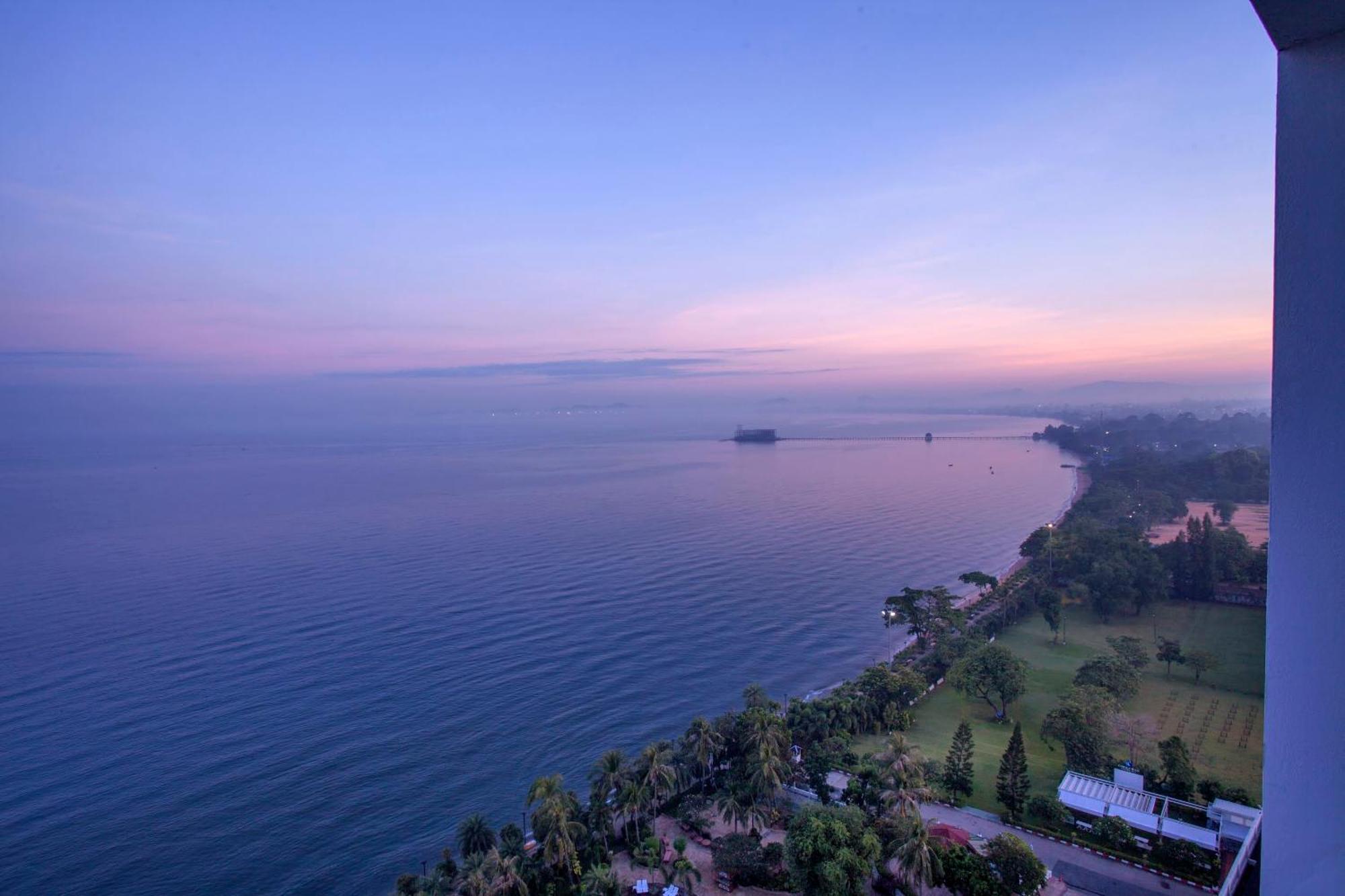 Cholchan Pattaya Beach Resort - Sha Extra Plus Kamer foto View of the Gulf of Naples from the hotel