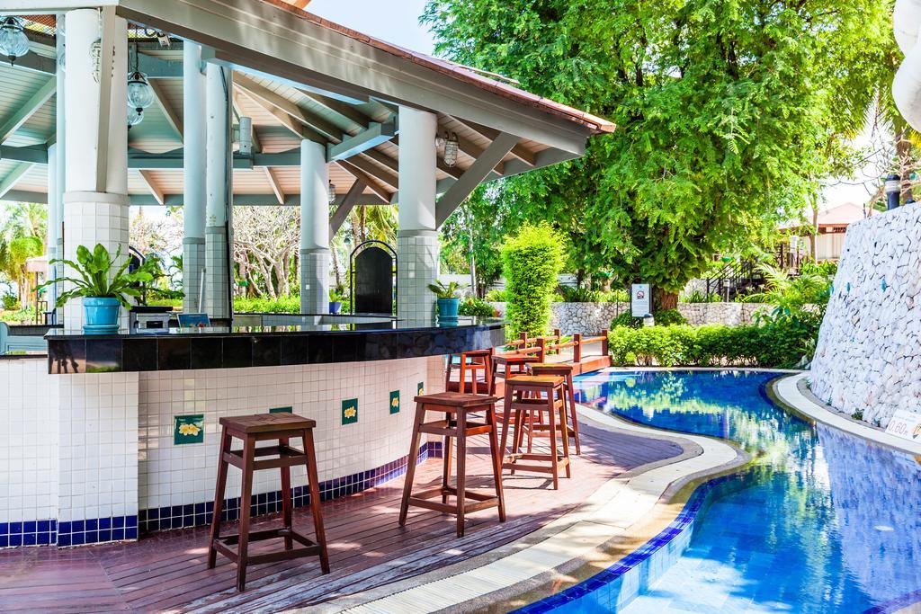 Cholchan Pattaya Beach Resort - Sha Extra Plus Buitenkant foto The swimming pool at the hotel