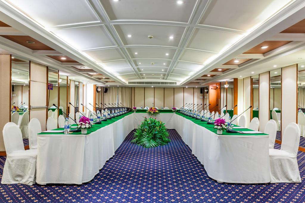 Cholchan Pattaya Beach Resort - Sha Extra Plus Buitenkant foto U-shaped table layout