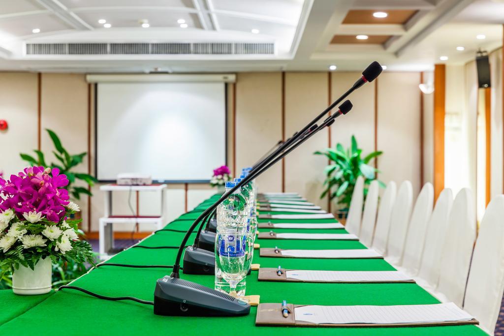 Cholchan Pattaya Beach Resort - Sha Extra Plus Buitenkant foto A conference room with microphones