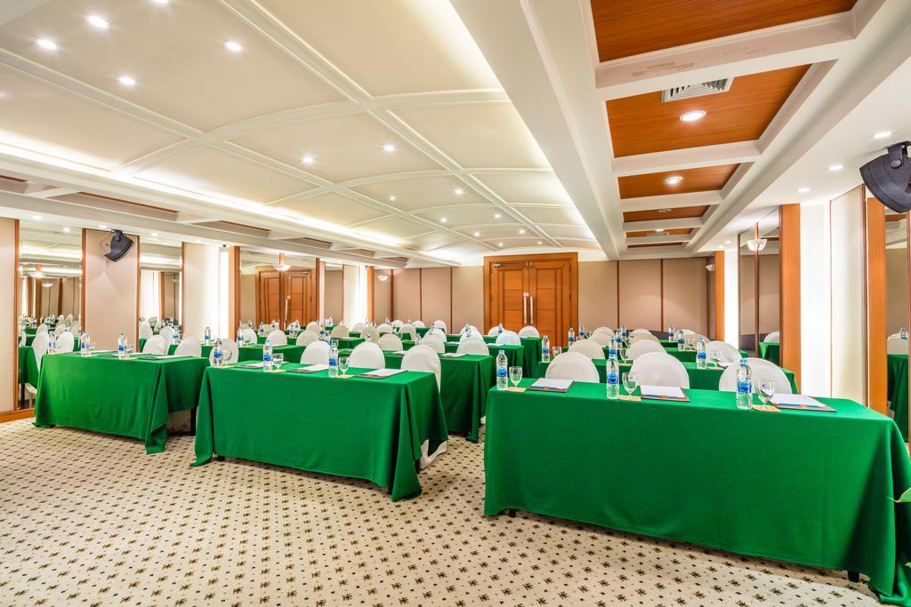 Cholchan Pattaya Beach Resort - Sha Extra Plus Buitenkant foto Meeting room