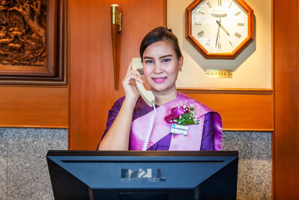Cholchan Pattaya Beach Resort - Sha Extra Plus Buitenkant foto A Thai hotel receptionist