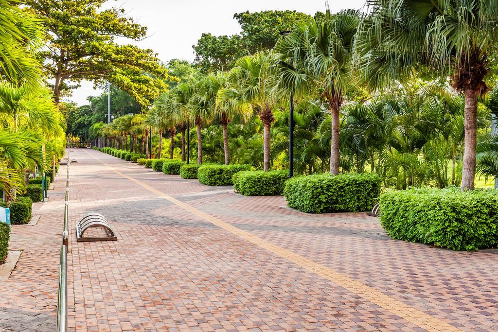Cholchan Pattaya Beach Resort - Sha Extra Plus Buitenkant foto The park