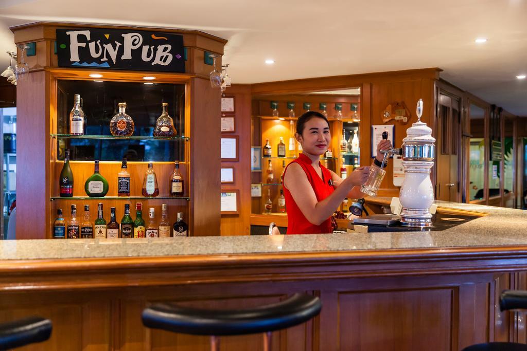 Cholchan Pattaya Beach Resort - Sha Extra Plus Buitenkant foto A bar in a cruise ship