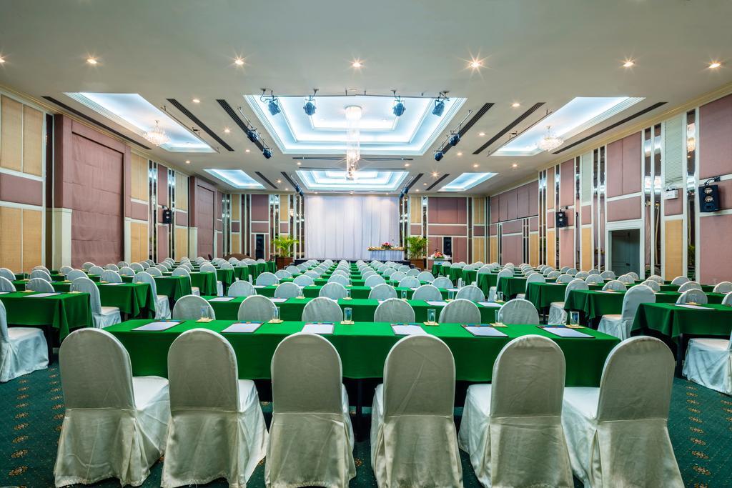 Cholchan Pattaya Beach Resort - Sha Extra Plus Buitenkant foto The Royal Paragon Hotel