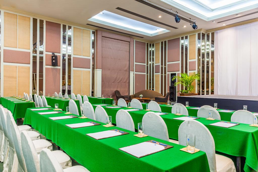 Cholchan Pattaya Beach Resort - Sha Extra Plus Buitenkant foto Meeting room