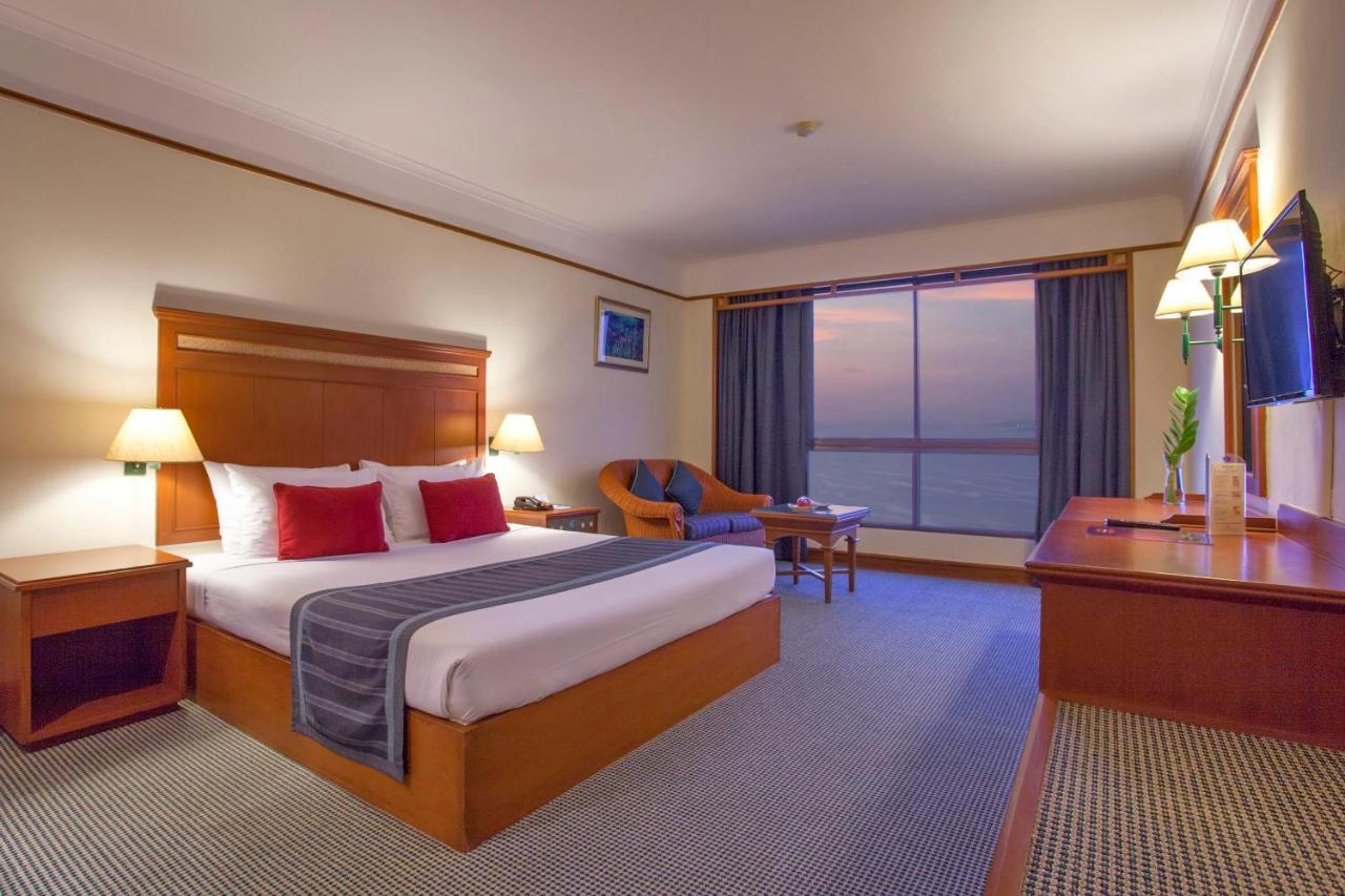 Cholchan Pattaya Beach Resort - Sha Extra Plus Buitenkant foto A room at the hotel