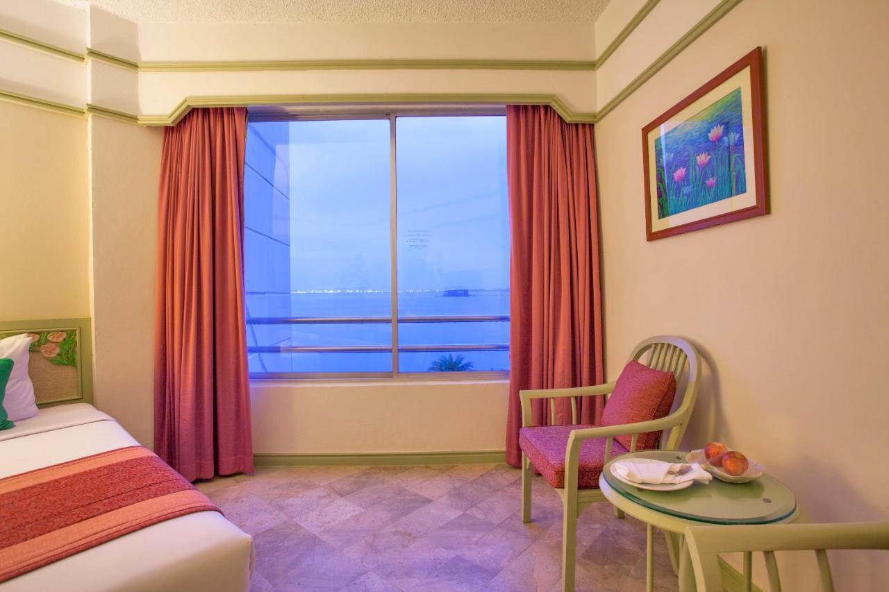 Cholchan Pattaya Beach Resort - Sha Extra Plus Buitenkant foto A room at the hotel