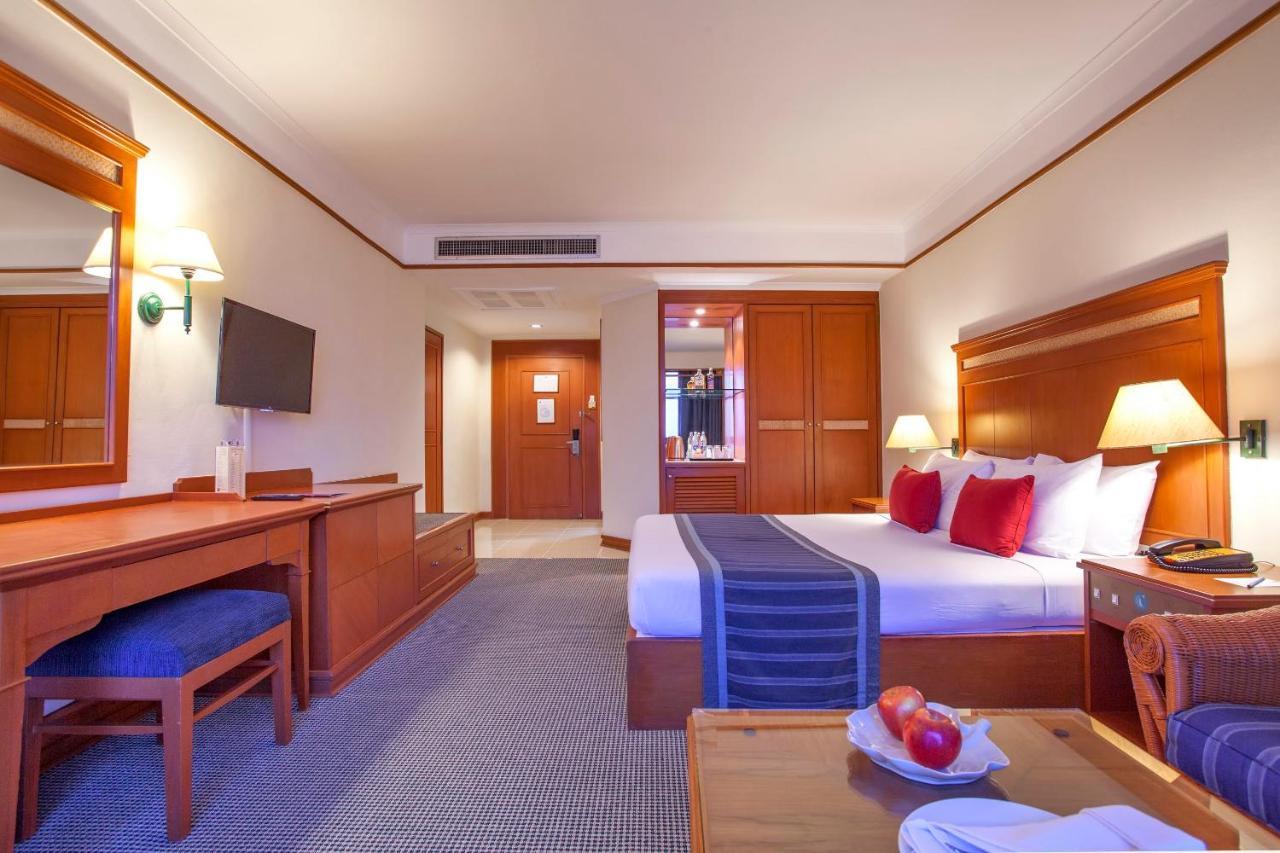 Cholchan Pattaya Beach Resort - Sha Extra Plus Buitenkant foto A room at the hotel