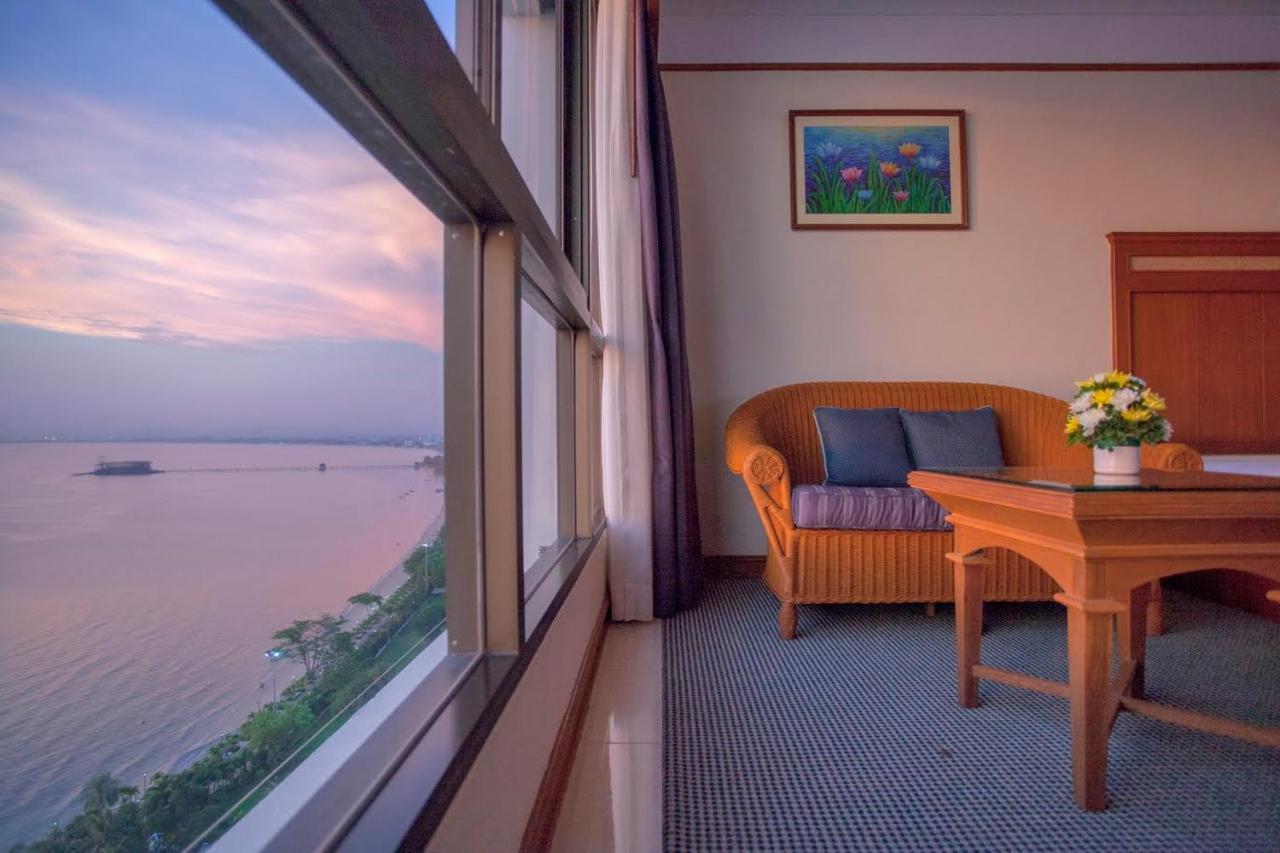 Cholchan Pattaya Beach Resort - Sha Extra Plus Buitenkant foto A room at the hotel