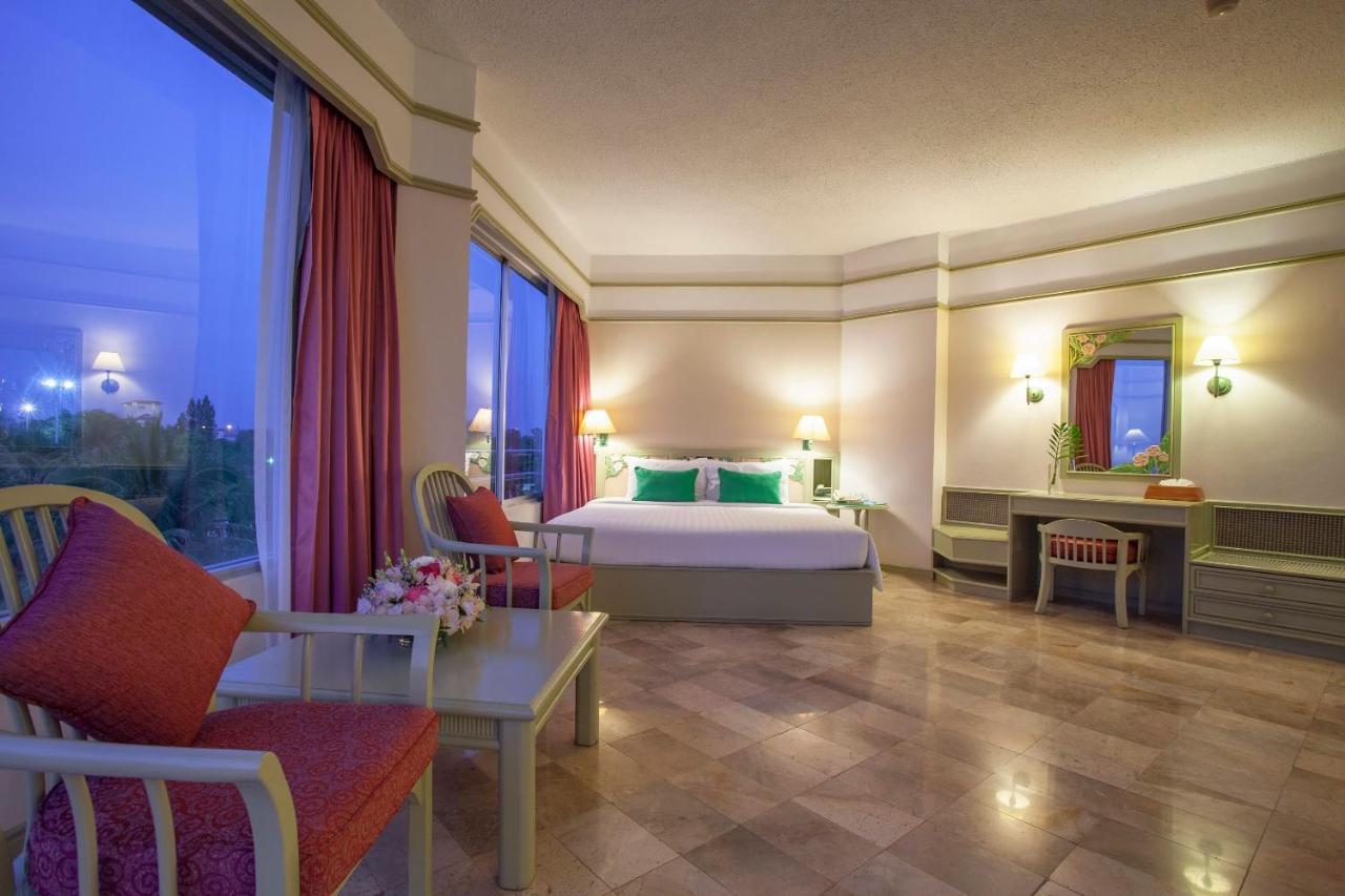Cholchan Pattaya Beach Resort - Sha Extra Plus Buitenkant foto A suite at the hotel