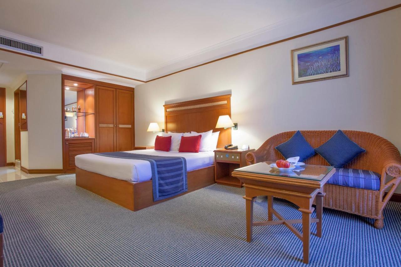 Cholchan Pattaya Beach Resort - Sha Extra Plus Buitenkant foto A room at the hotel
