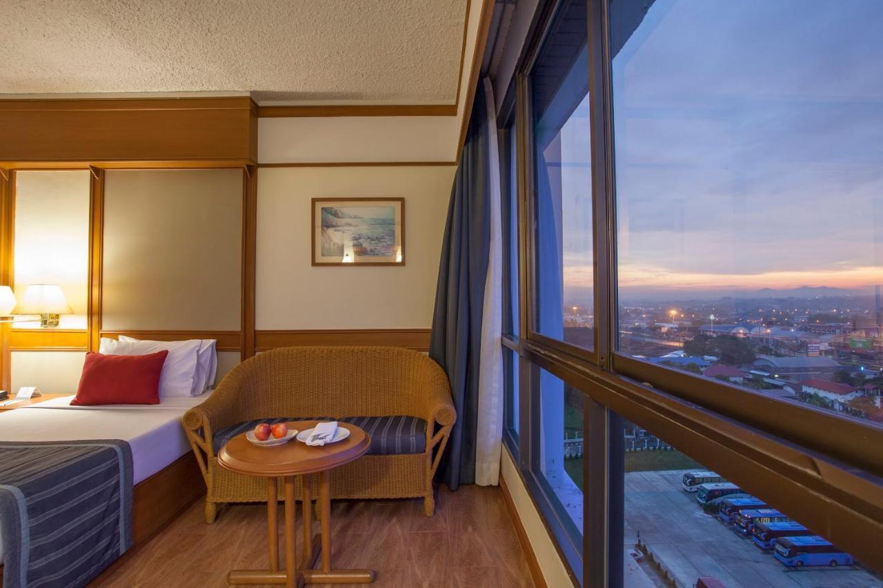 Cholchan Pattaya Beach Resort - Sha Extra Plus Buitenkant foto Deluxe Room